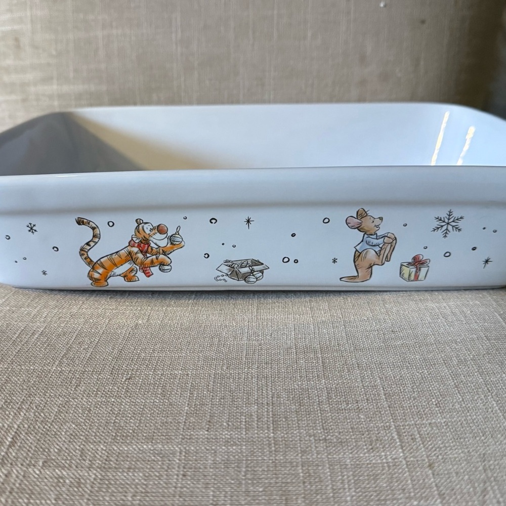 Disney Winnie the Pooh Ceramic Baking Dish with Festive Friends New without tags - Picture 3 of 6